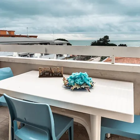 Seaside Retreat With Terrace In Apartman