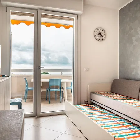 Apartamento Seaside Retreat With Terrace In