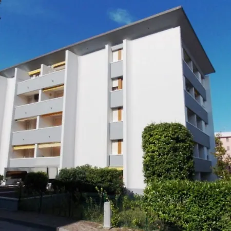 Apartamento Seaside Retreat With Terrace In *